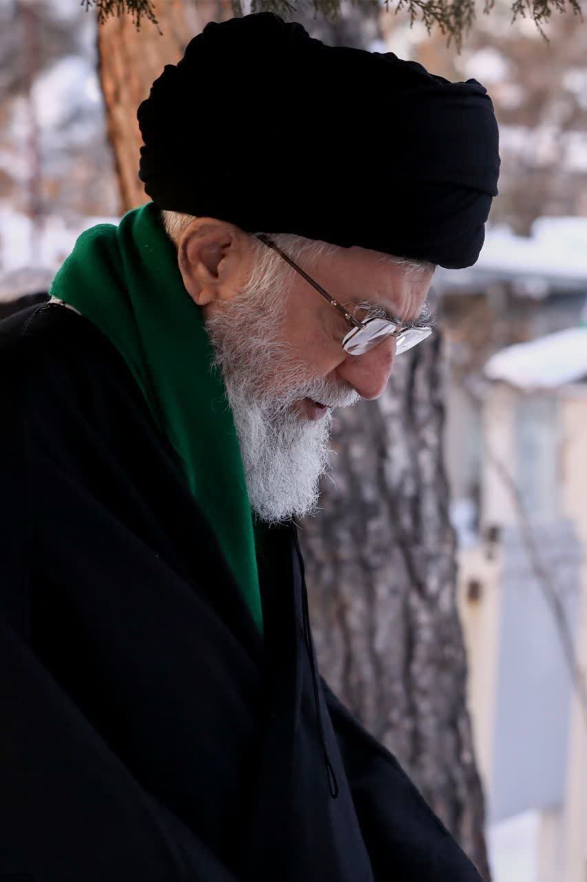 آقا سید علی عیدتون مبارک تو آسمون ها.....